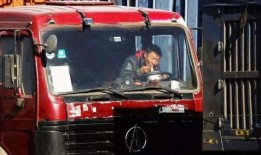 深夜卡车旁边吃瓜