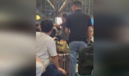 火车站吃瓜,吃瓜群众的欢乐盛宴