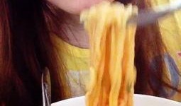 小瓜视频吃泡面,泡面美食大比拼，谁才是泡面达人？