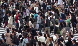 跳河轻生后吃瓜,网络舆论的反思