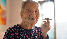 奶奶抽烟吃瓜样子,岁月静好一幕