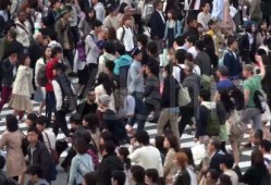 跳河轻生后吃瓜,网络舆论的反思