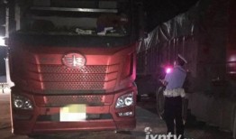 深夜卡车旁边吃瓜