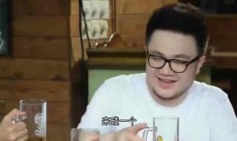 采访时路人吃瓜,路人围观，揭秘吃瓜群众的现场实况