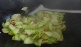 角瓜炒着吃有毒,警惕！角瓜炒食竟暗藏健康隐患