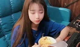 采访越南小姐姐吃瓜,酸甜辣爽，尽享清凉时光