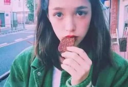 吃瓜女孩锁屏图片高清,高清锁屏图片中的吃瓜女孩奇幻之旅