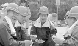 火车站吃瓜,吃瓜群众的欢乐盛宴