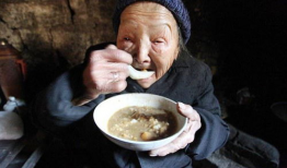 奶奶抽烟吃瓜样子,岁月静好一幕